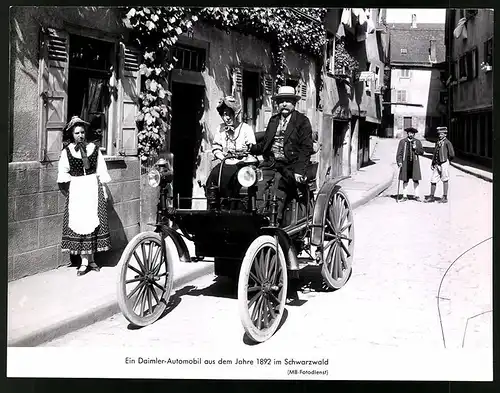 Archiv-Fotografie Auto Daimler von 1892, PKW in einem Ort im Schwarzwald