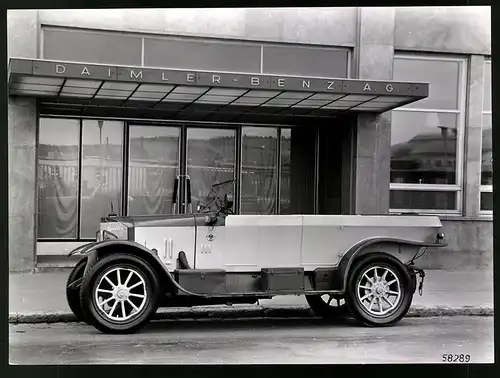 Archiv-Fotografie Auto Mercedes Knight-Wagen, PKW vor der Daimler-Benz AG