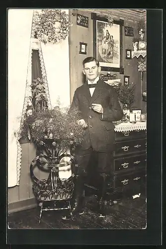 Foto-AK Junger Herr im Anzug in der Wohnstube, Historismus