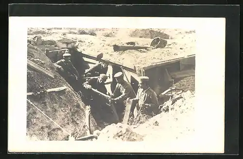 Foto-AK Soldaten beim Ausbau des Schützengrabens