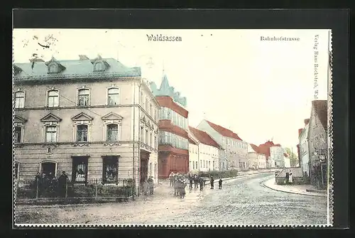 AK Waldsassen, Bahnhofstrasse mit Passanten