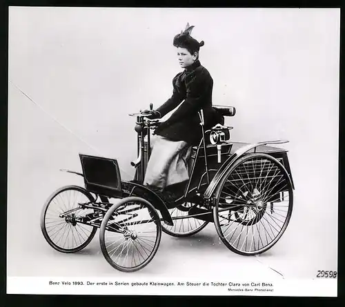 Archiv-Fotografie Auto Benz Velo von 1893, Clara Benz sitzt am Steuer