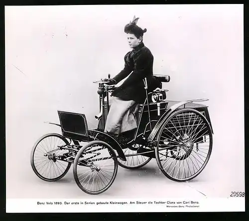 Archiv-Fotografie Auto Benz Velo von 1893, am Steuer die Tochter Clara von Carl Benz
