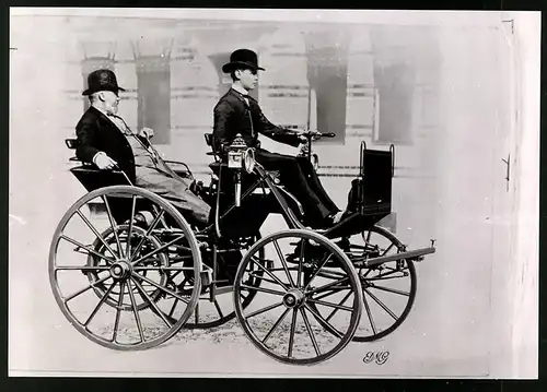 Archiv-Fotografie Auto Daimler Motorwagen von 1886, Gottlieb Daimler & Chauffeur