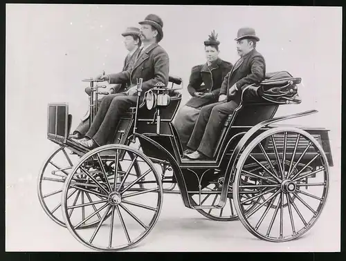 Archiv-Fotografie Auto Benz Motorwagen, Carl Benz sitzt am Steuer