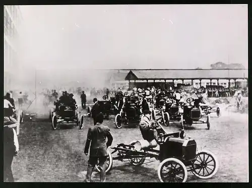 Archiv-Fotografie Auto Ford Model T, Fahrgestell mit Motor vor der Fabrik