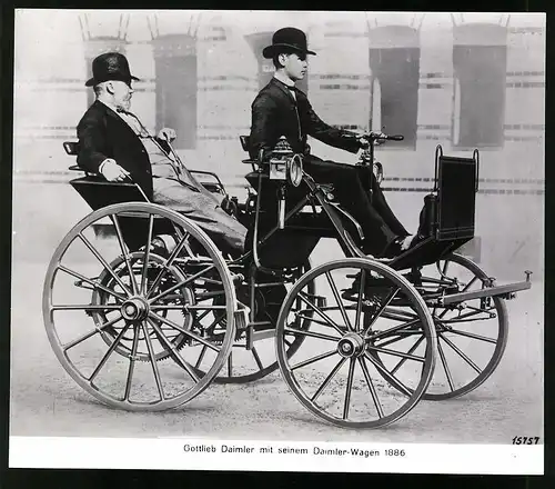 Archiv-Fotografie Auto Daimler Wagen von 1886, Gottlieb Daimler in seinem Wagen sitzend