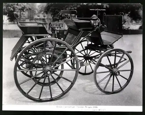 Archiv-Fotografie Auto Daimler, erster Wagen mit vier Rädern von 1886