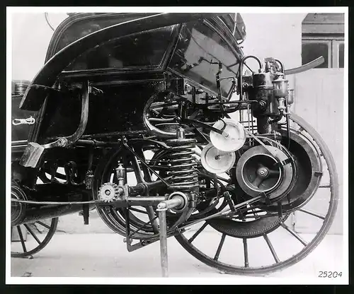 Archiv-Fotografie Auto Daimler Riemenwagen von 1890, Deatil von Federung und Spannrollen