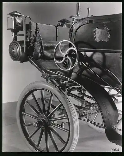 Archiv-Fotografie Auto Daimler Riemenwagen von 1895, Detail der Vorderachse