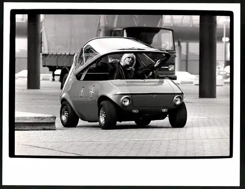 Fotografie Peterhofen, Ansicht Düsseldorf, elektrischer Kleinwagen, US-Car am Messegelände, Grossformat 30 x 23cm