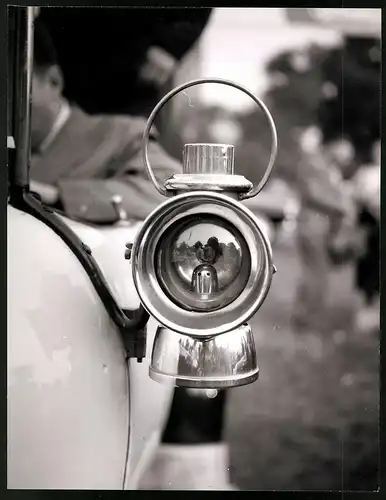 Archiv-Fotografie Auto - Automobil Detail, Betrachter spiegeln sich in der karbid-Lampe, Grossformat 29 x 22cm