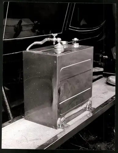 Archiv-Fotografie Auto - Automobil-Detail, Autibatterie auf dem Trittbrett montiert, Grossformat 29 x 22cm