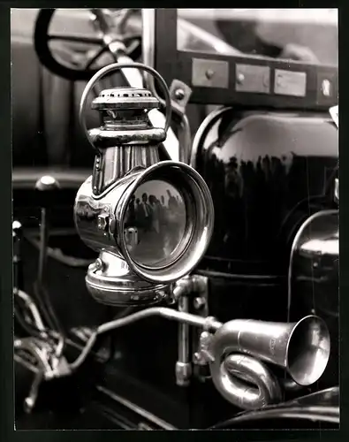 Archiv-Fotografie Auto - Automobil-Detail Personen spiegeln sich in der Karbid-Lampe, Grossformat 28 x 22cm