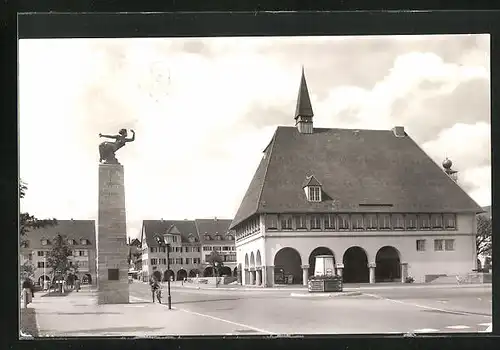AK Freudenstadt / Schwarzwald, Stadthaus mit Gedenksäule
