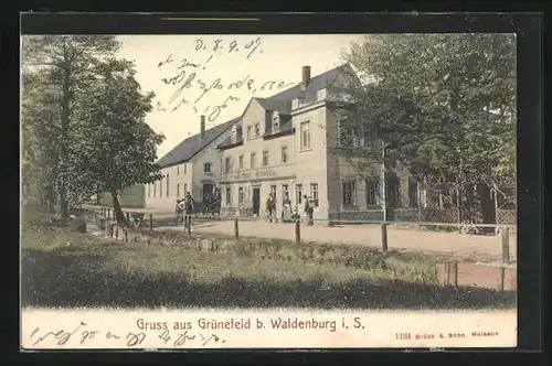 AK Grünefeld i. S., Totalansicht des Gasthauses Grünefelds mit Besuchern und kleinem Bach