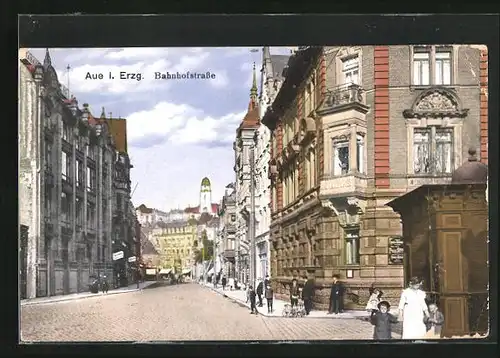 AK Aue i. Erzg., Bahnhofstrasse mt vielen Passanten und Wohnhäusern