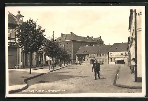 AK Osterburg /Altmark, Grosser Markt mit Postmann