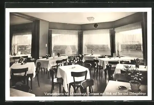 AK Lüdenscheid, Gasthaus obere Versetalsperre, Terrasse mit Blick auf See und Ebbegebirge