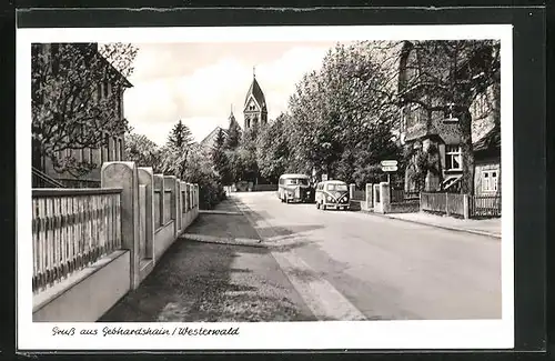 AK Gebhardshain /Westerwald, Strassenpartie mit Automobilen, Kirche