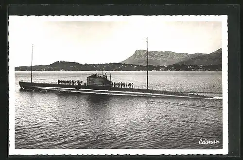 AK U-Boot Caiman mit Matrosen an Deck in Küstennähe