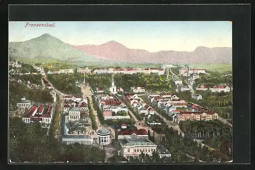 AK Franzensbad, Ortsansicht aus der Vogelschau mit Berglandschaft