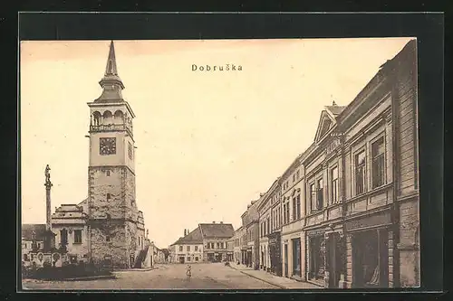 AK Dobruska, Strassenpartie mit Geschäften und Denkmal
