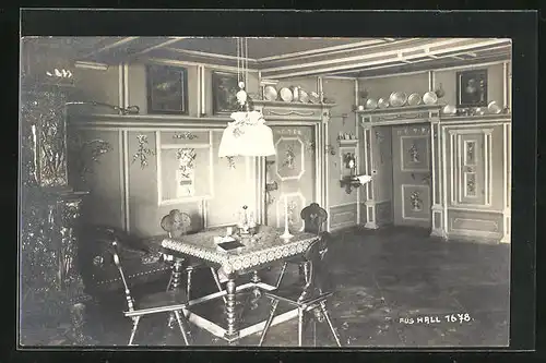 AK Hall, Zimmer mit Tisch und Stühlen