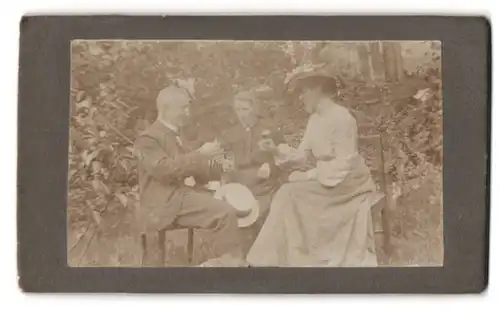 Fotografie Edelmann und Damen trinken Wermut / Likör im Garten