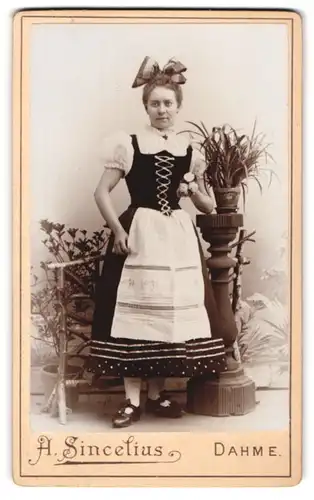 Fotografie H. Sincelius, Dahme / Mark, hübsche junge Dame in Tracht