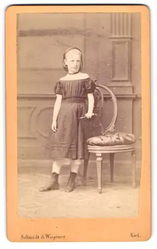 Fotografie Schmidt & Wegener, Kiel, blondes Mädchen im Sonntagskleid