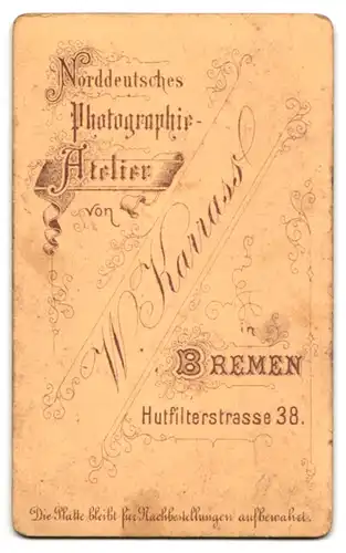 Fotografie W. Karrass, Bremen, Hutfilterstrasse 38, niedliche Mädchen tragen das gleich Kleid