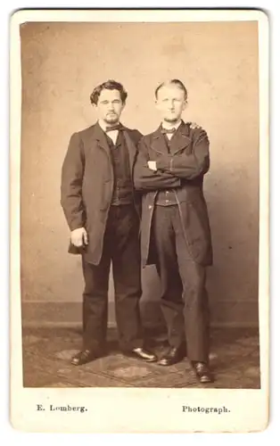 Fotografie E. Lomberg, Langenberg, junge Männer im modischen Anzug mit Fliege