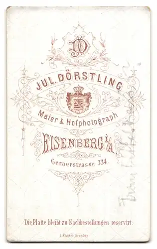 Fotografie Jul. Dörstling, Eisenberg i. A., Geraerstrasse 334, beleibte Edeldame nebst Knaben vor Studiokulisse