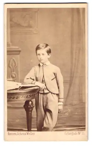 Fotografie Hansen - Schou & Weller, Kiöbenhavn, Östergade 15, Dänischer Knabe wohl gekleidet