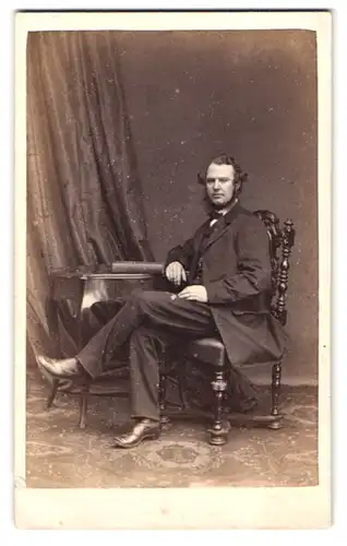 Fotografie H.J. Whitlock, Birmingham, 11 New Street, junger Herr mit backenbart im eleganten Anzug