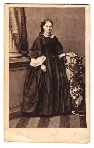 Fotografie unbekannter Fotograf und Ort, Portrait junge Brünette Dame mit Armreif, Brosche & Halskette wohl gekleidet