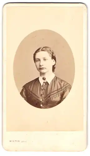 Fotografie M. L. Winter, Prag, Portrait junge Brünette Dame mit Brosche im Biedermeierkleid
