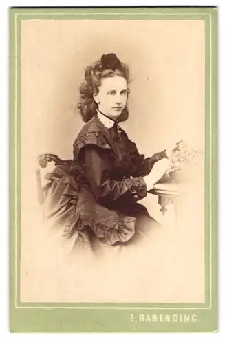 Fotografie Emil Rabending, Wien, Favoritenstrasse 3, junge brünette Dame mit Haarschmuck