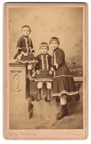 Fotografie Wilhelm Welsing, Münster, Bergstrasse 4, niedliche Mädchen tragen alle das gleiche Kleid