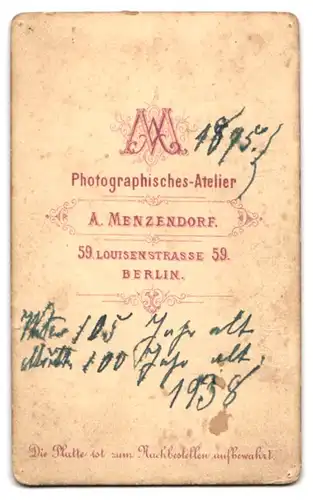 Fotografie A. Menzendorf, Berlin, Louisenstrasse 59, Herr mit Vollbart nebst Gattin im Sonntagskleid beim Fotograf