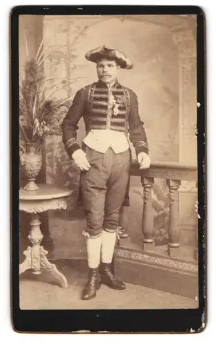 Fotografie unbekannter Fotograf und Ort, Schauspieler im Bühnenkostüm als Soldat in Uniform mit Dreispitz