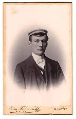 Fotografie Edmund Friede Nachfolger Carl Röhr, Münster, Neubrückenstrasse 7, Portrait Student mit Schirmmütze
