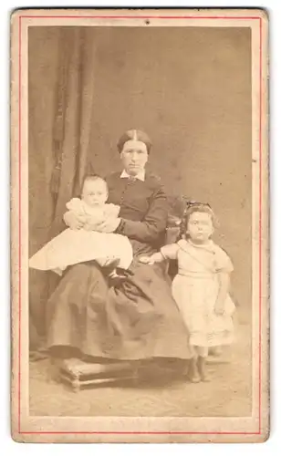 Fotografie Adolph Erkelnez, Aix-La-Chapelle, Theaterplatz 13, Portrait Mutter im dunklen Kleid mit zwei Kindern