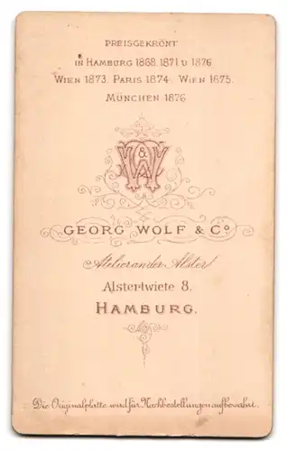 Fotografie Georg Wolf & Co., Hamburg, Alstertwiete 8, Portrait kleines Kind im Samtkleid mit Holzpferd und Gerte