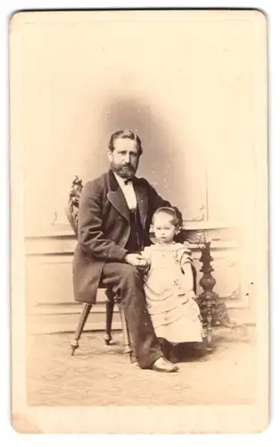 Fotografie Fritz Frohse, Salzwedel, Neuperver-Str. 873, Portrait Vater im Anzug mit seiner Tochter im Kleid, Mutterglück