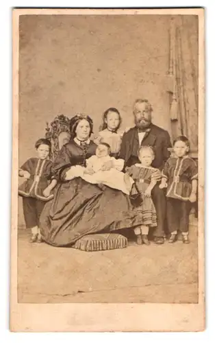 Fotografie L. Müller, Hannover, Portrait Familie mit fünf Kindern in Biedermeierkleidung, Mutterglück