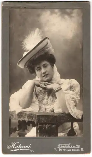 Fotografie Hatvani, Budapest, Dorottya utcza 11, Portrait Frances Hodgson Burnett im Kleid mit Hut, 1906