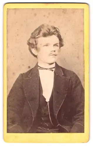 Fotografie L. Strobel, Kempten, Portrait junger Herr im Anzug mit Fliege