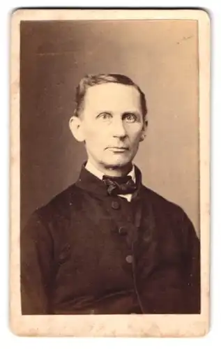 Fotografie Edmund Frede, Münster, Neubrückenstrasse 6, Portrait bürgerlicher Herr mit Fliege